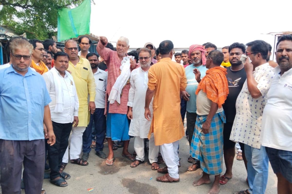दाहा नदी पुल बंद होने से ग्रामीणों में आक्रोश, प्रशासन के खिलाफ प्रदर्शन