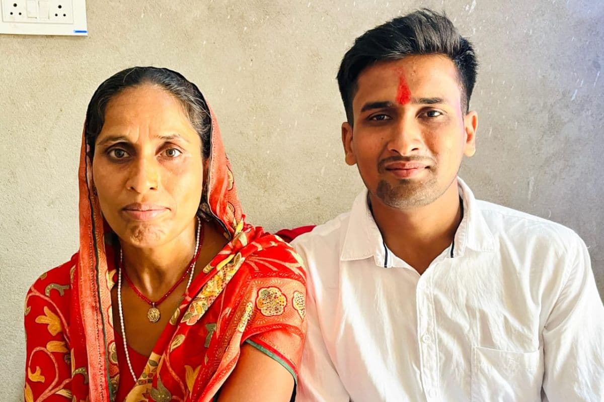 Buxar News : पिता को खोने के बाद नहीं मानी हार, डुमरांव के मनीष बने जीएसटी इंस्पेक्टर