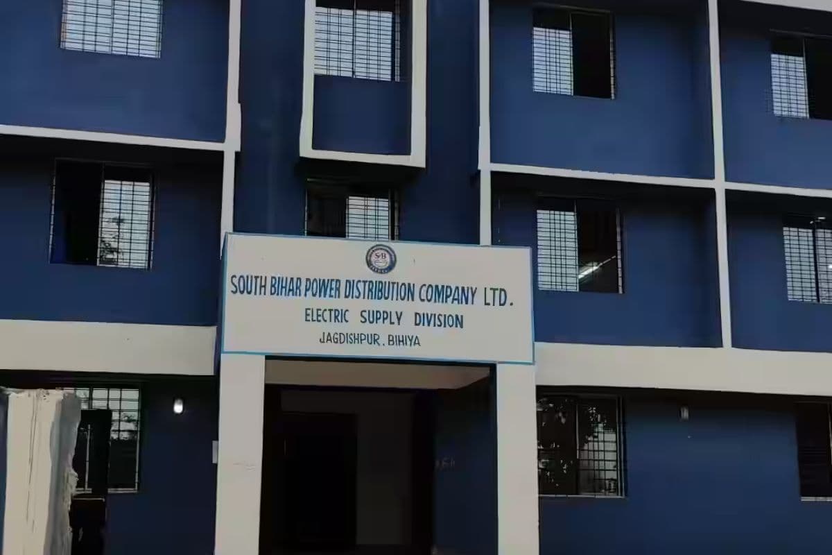 बक्सर में नया सॉफ्टवेयर बना सिरदर्द: बिजली विभाग की लापरवाही से ठप हुआ सिस्टम, 24 दिन से उपभोक्ता परेशान