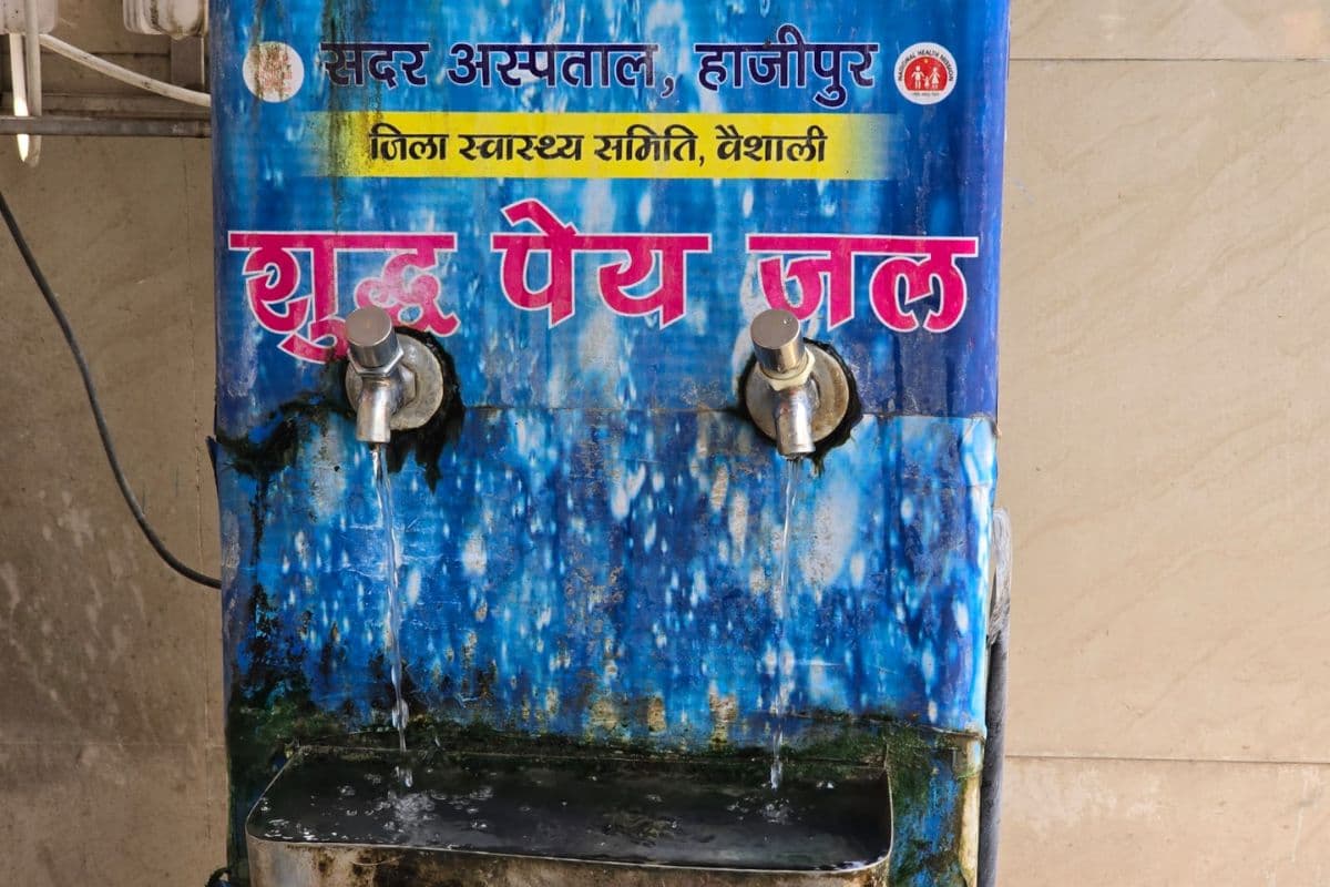 हाजीपुर में सदर अस्पताल की व्यवस्था पर सवाल, 42 डिग्री तापमान में पानी की बर्बादी, मरीज परेशान