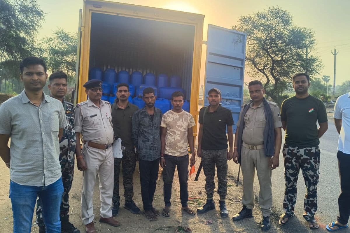 Gaya News : डोभी चतरा मार्ग पर बड़ी ब्रेकिंग: 3,600 लीटर स्प्रिट जब्त, दो गिरफ्तार