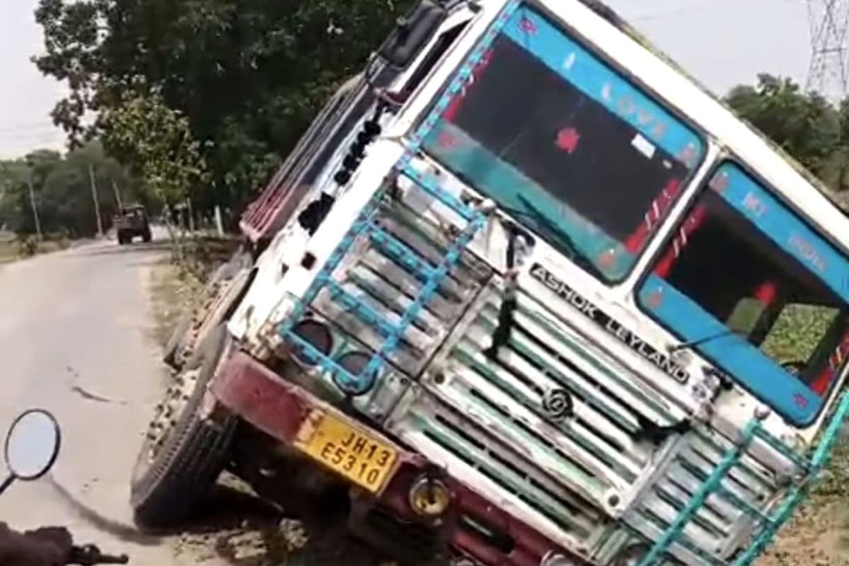 नवादा में ग्रामीण सड़क पर ओवरलोड हाईवा और ट्रैक्टर का कहर, खुलेआम हो रहा नियमों का उल्लंघन