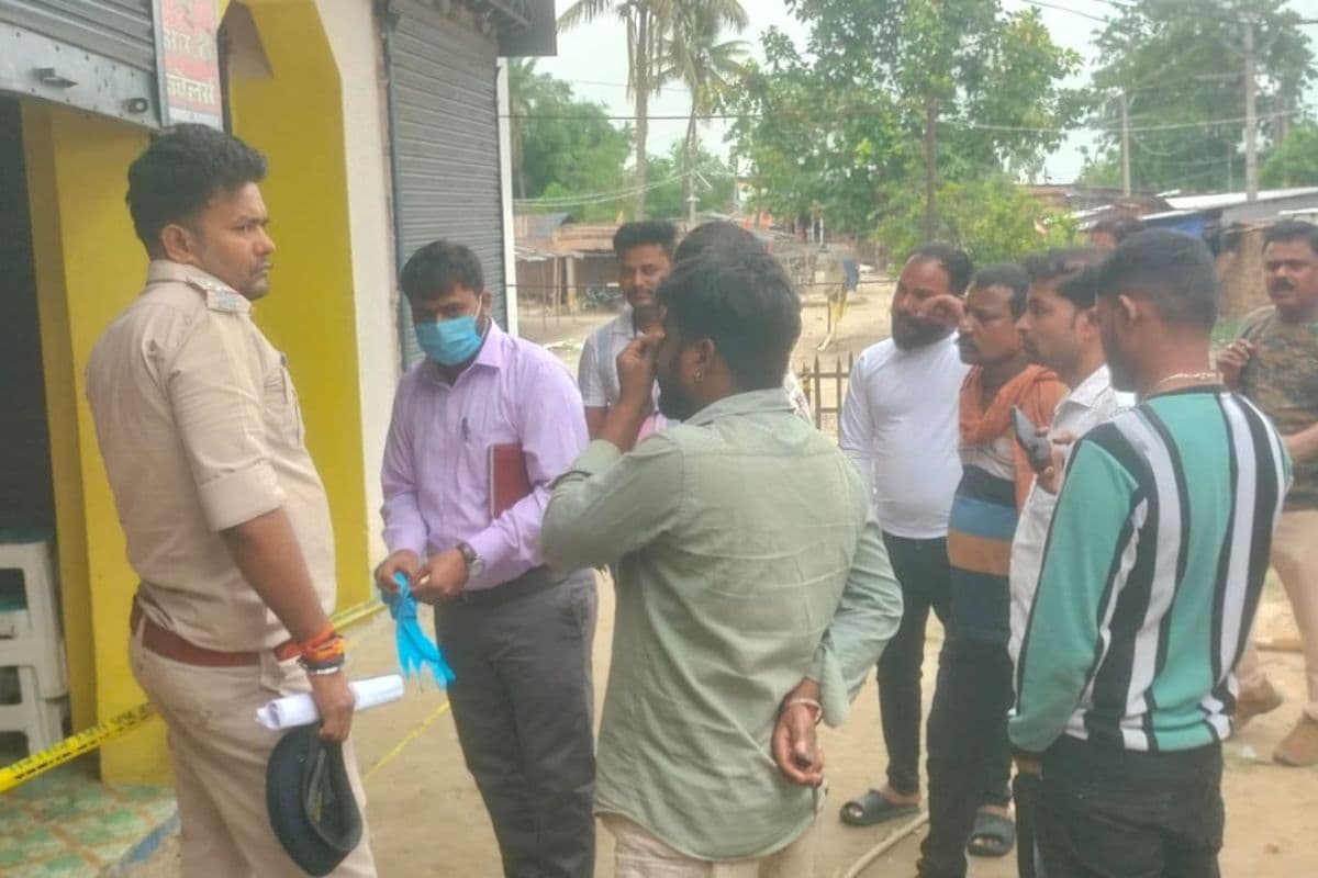 नरपतगंज के चक्रदाहा हाट में ज्वेलरी दुकान का शटर काट लाखों की चोरी, जांच में जुटी FSL और पुलिस की टीम