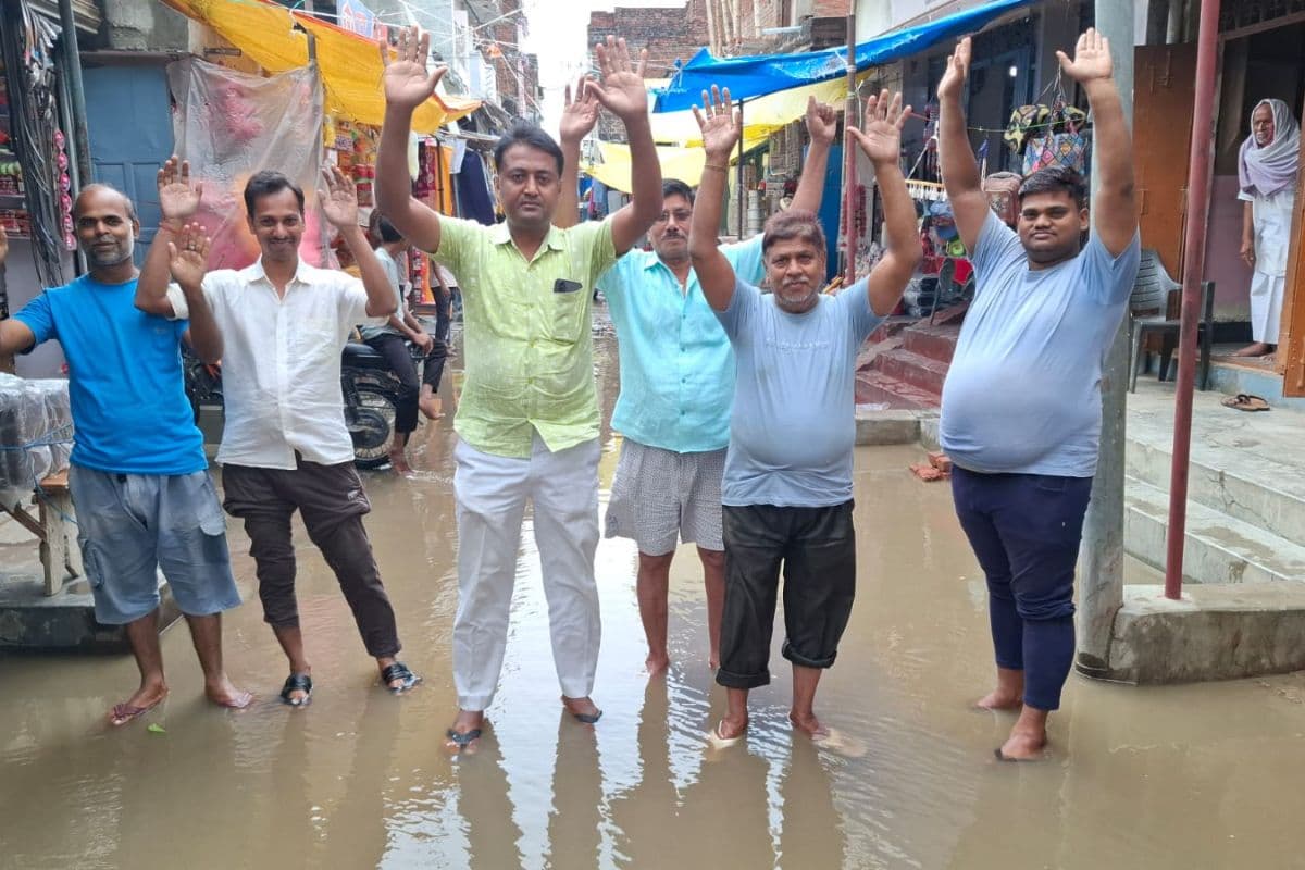 नाले निर्माण में लापरवाही का आरोप, हल्की बारिश में डूब रही सड़कें