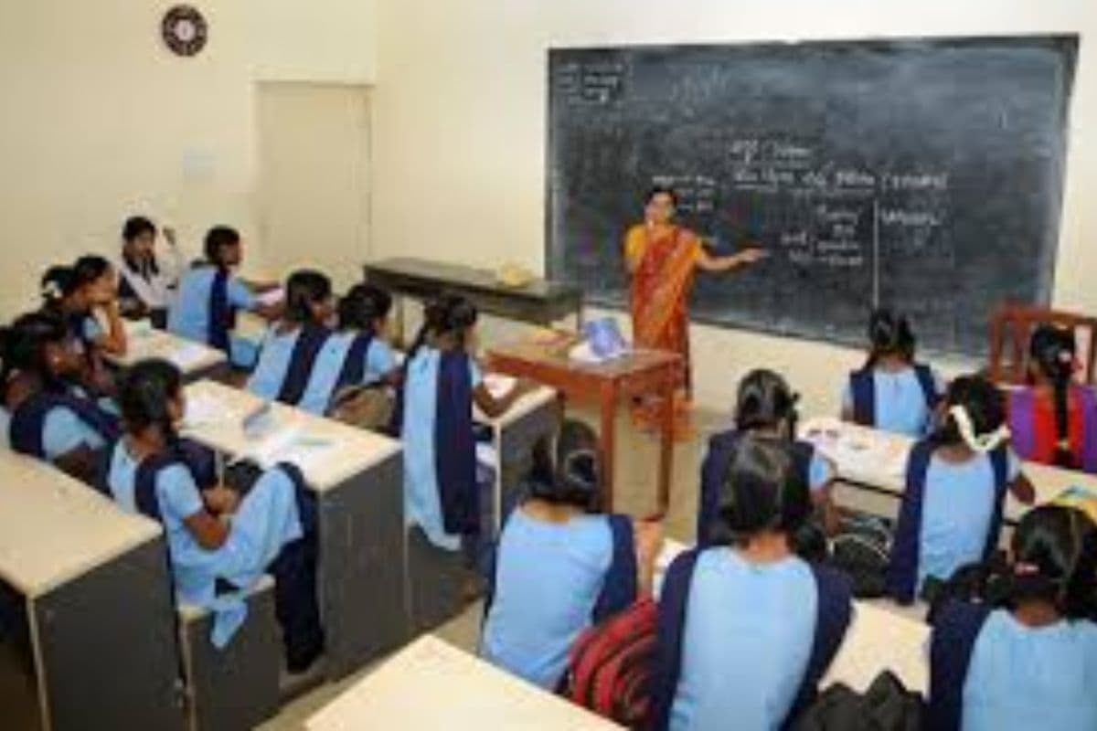 बक्सर के सरकारी स्कूलों में 21 मई से लागू होगी हाईटेक निगरानी व्यवस्था, 60% से कम छात्र उपस्थिति पर नपेंगे हेडमास्टर