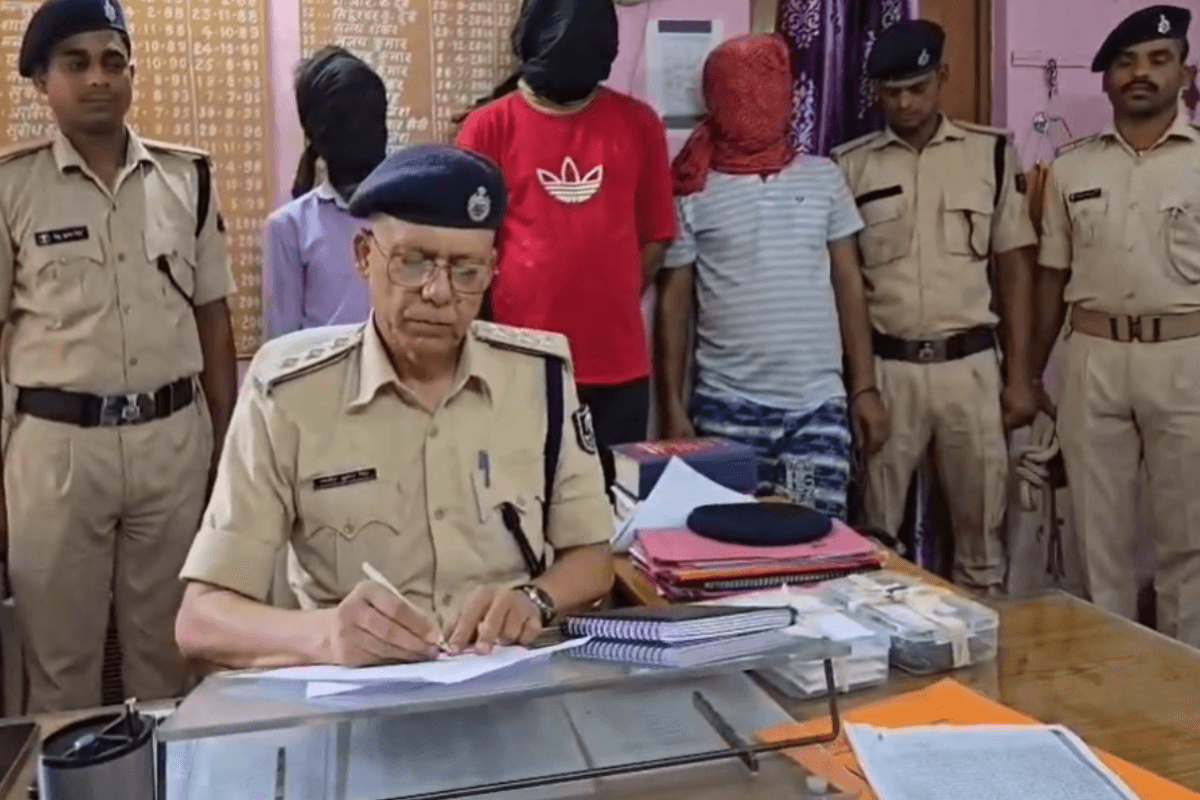आरा में बिहार एसटीएफ और पुलिस का बड़ा एक्शन, 450 ग्राम हेरोइन के साथ 3 तस्कर गिरफ्तार