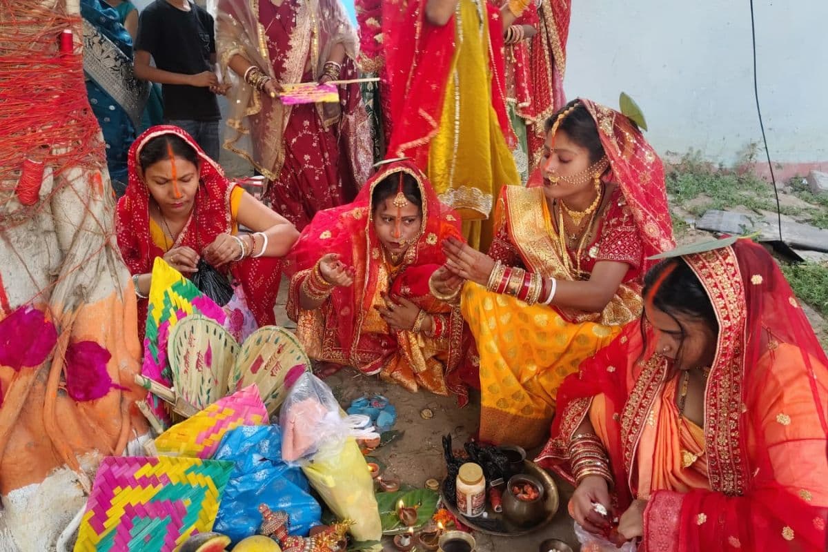 पति की दीर्घायु के लिए सुहागिन महिलाओं ने रखा वट सावित्री व्रत, वट वृक्षों के पास सुबह से उमड़ी भीड़