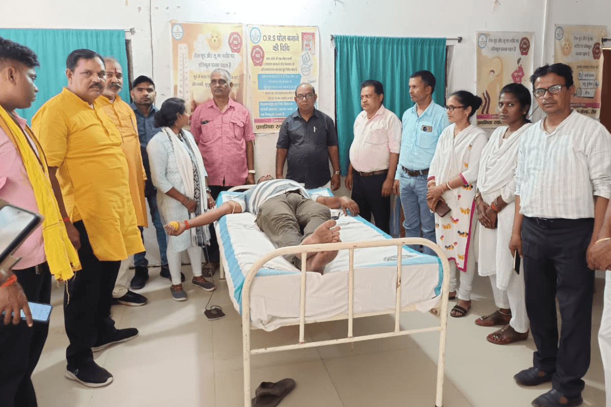 नवादा के भीषण गर्मी में भी युवाओं का बुलंद हौसला, रोह PHC में रक्तदान कर पेश की मानवता की मिसाल