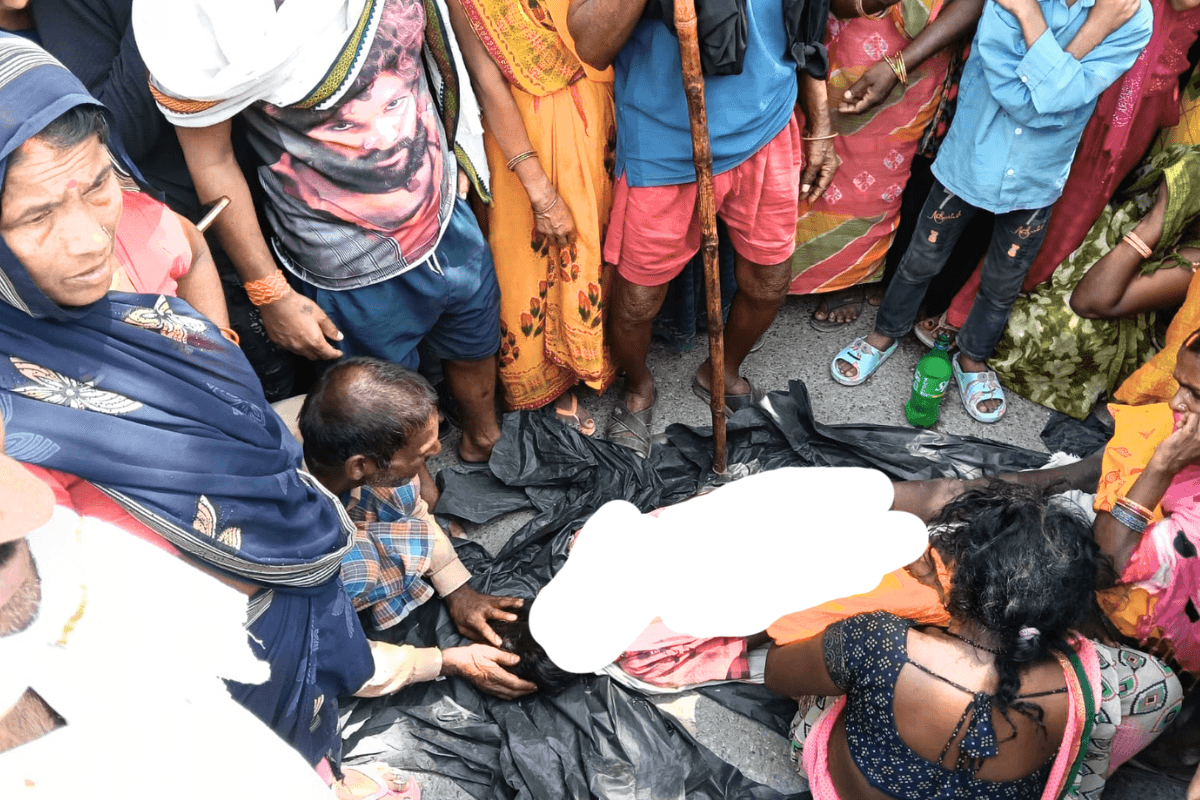 चौसा में अनाज गोदाम में दबने से 11 वर्षीय किशोर की मौत, हत्या का आरोप लगा परिजनों ने किया सड़क जाम