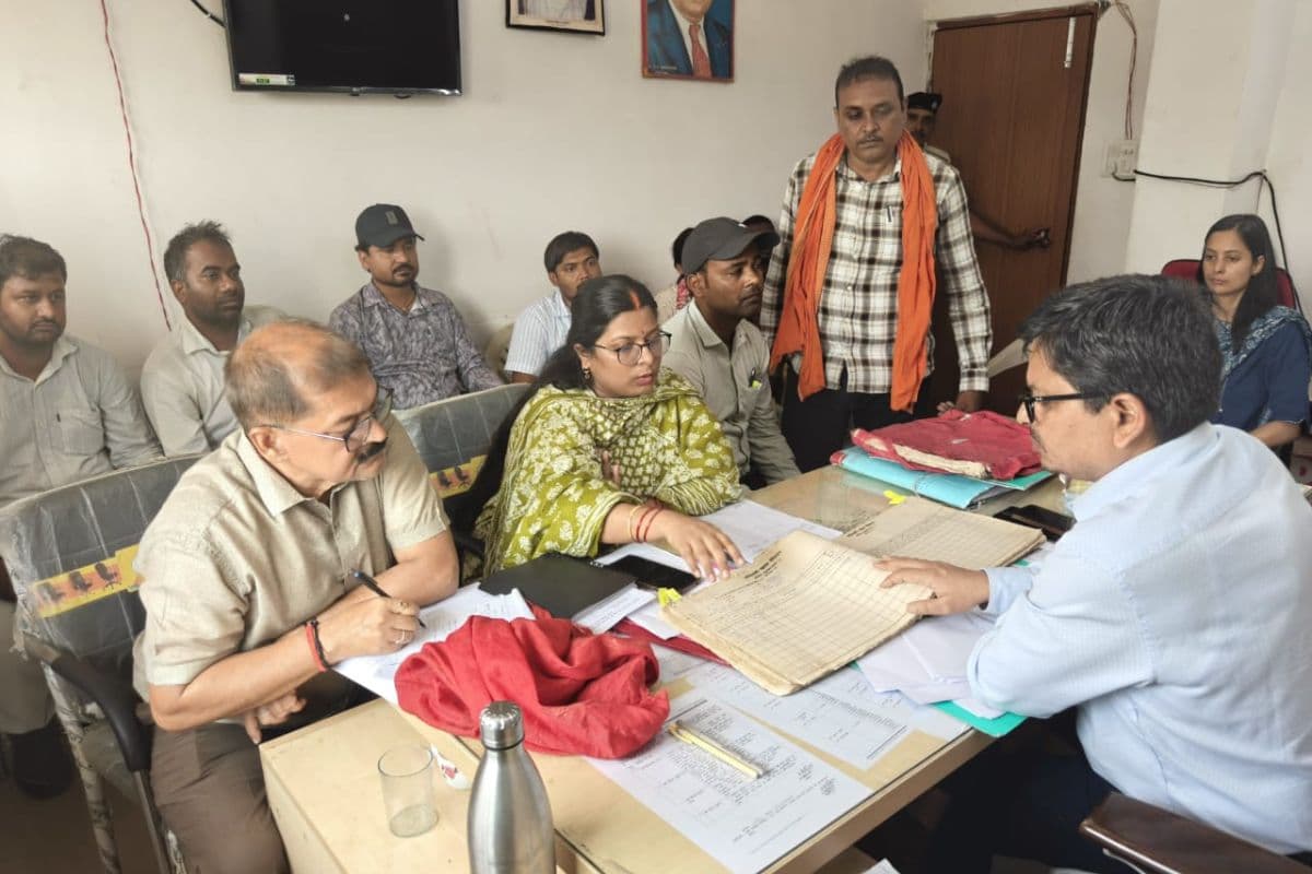 Buxar News : अपर समाहर्ता ने किया राजपुर अंचल का औचक निरीक्षण, लंबित राजस्व कार्यों को जल्द निपटाने का निर्देश