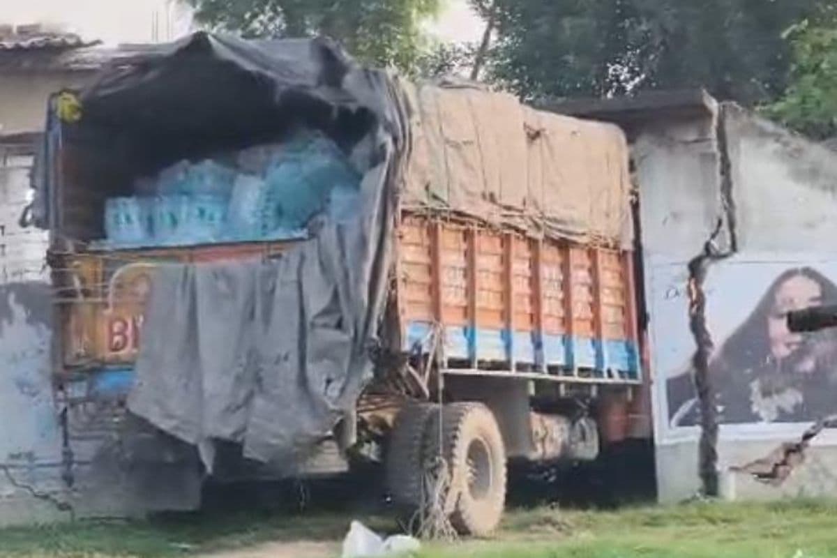 Hajipur News : चहारदीवारी तोड़कर घर में घुसा ट्रक, चालक घायल