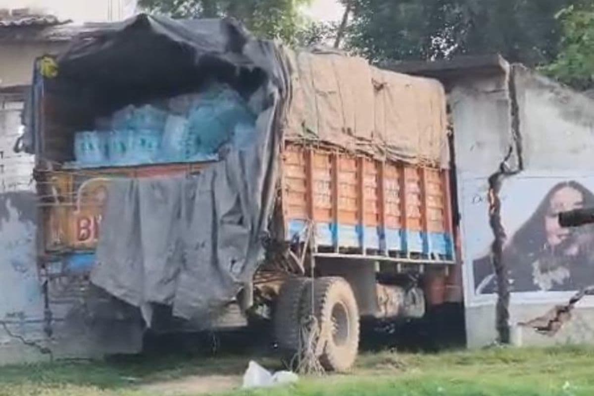 हाजीपुर में बड़ा हादसा टला: देर रात बेकाबू ट्रक ने मचाई तबाही, बाल-बाल बचा परिवार