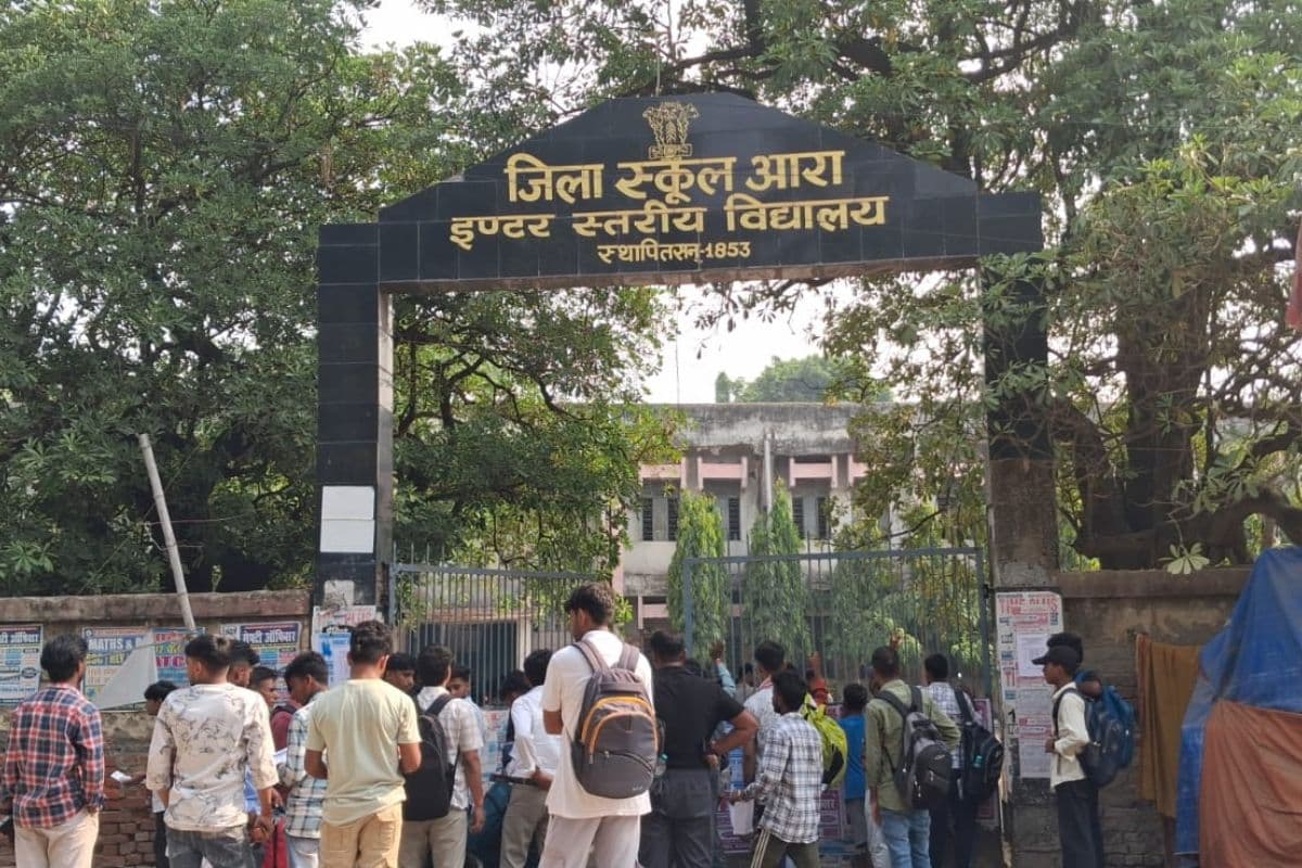 Arrah News : आरा मुख्यालय में पॉलिटेक्निक परीक्षा को लेकर उमड़ी परीक्षार्थियों की भीड़