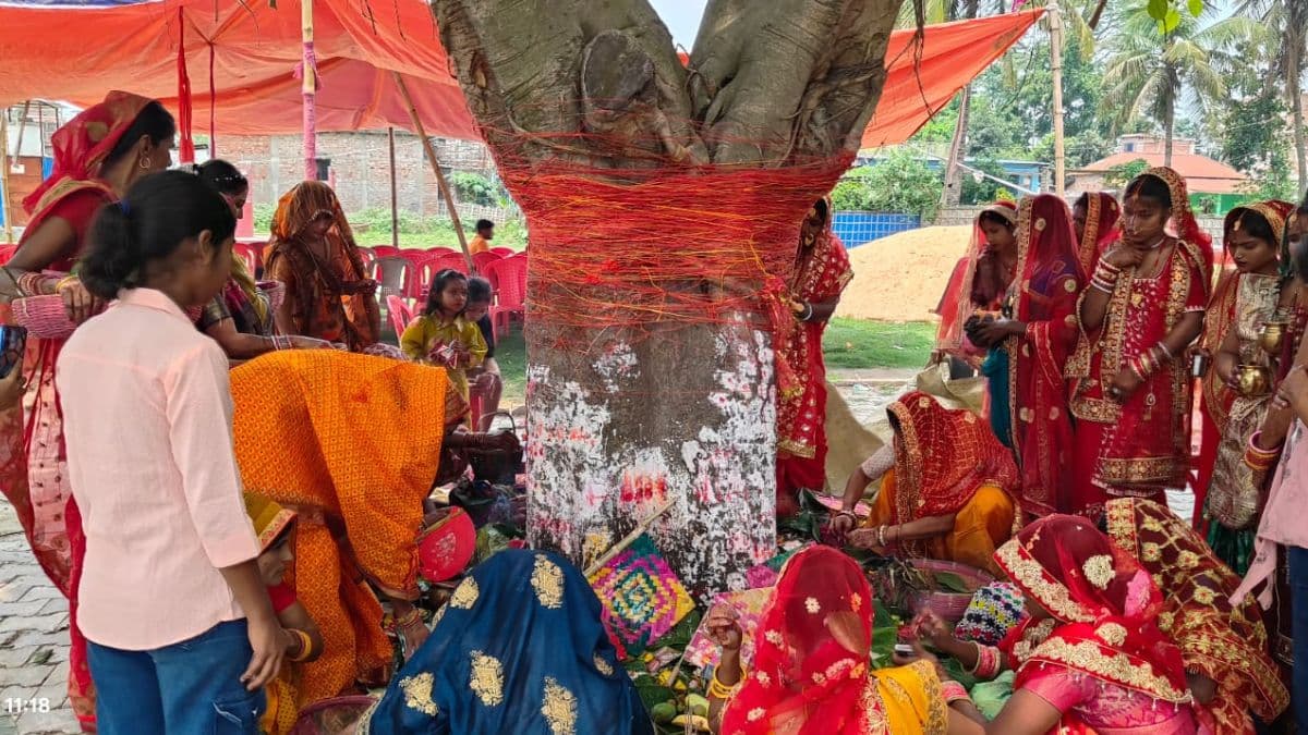 मधेपुरा में शहर से गांव तक वटसावित्री पर्व की धूम, सुहागिन महिलाओं ने की पूजा-अर्चना