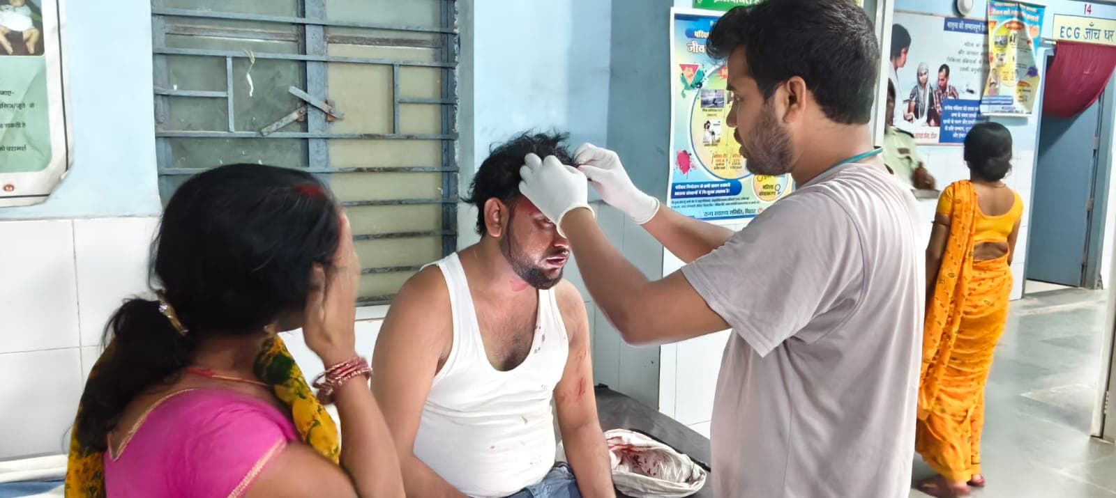 अलग-अलग सड़क दुर्घटनाओं में दो चौकीदारों के पुत्र घायल