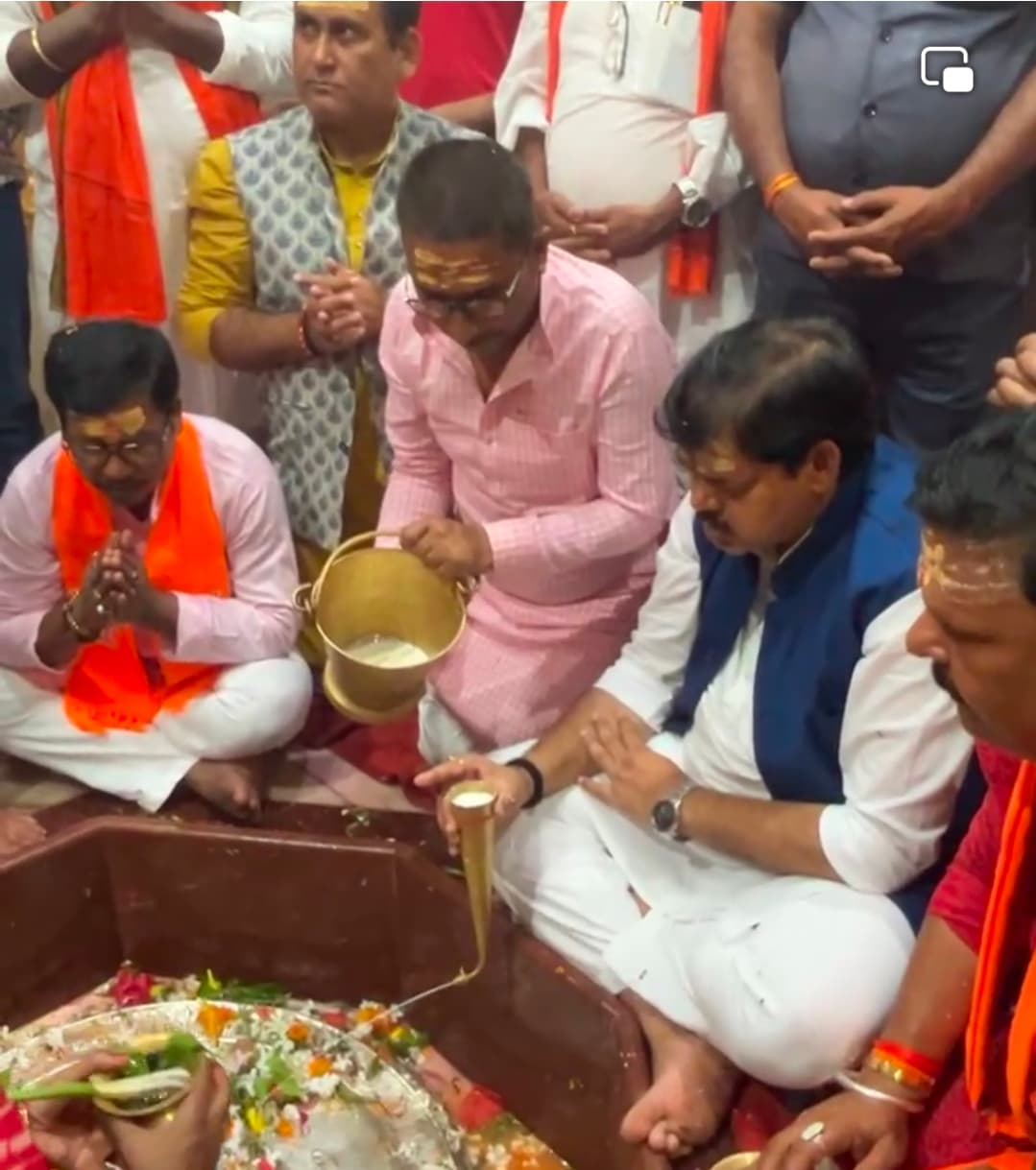 बाबा सिंहेश्वर नाथ मंदिर में शिक्षा मंत्री मिथिलेश तिवारी ने किया जलाभिषेक.