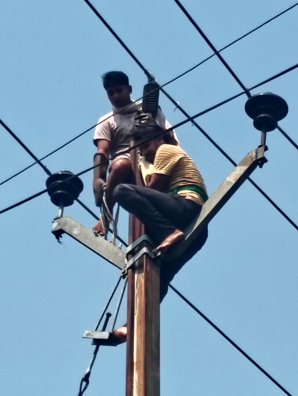 खगड़िया में इंसुलेटर पंचर होने से घंटों बिजली रही बाधित