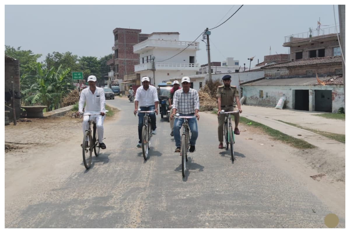 मोतिहारी: सरकारी गाड़ी छोड़ साइकिल से दफ्तर पहुंचे बंजरिया के अफसर, ईंधन बचाने का संदेश