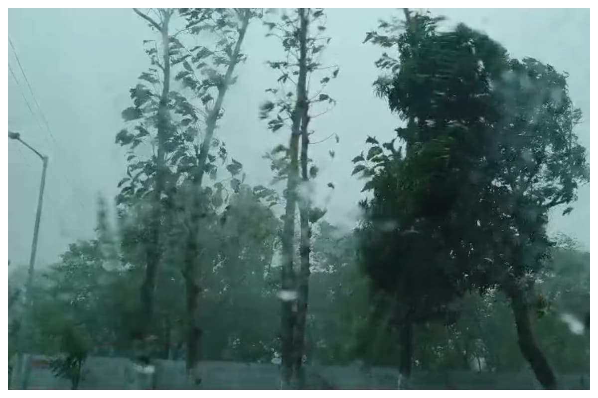 Bettiah Weather: दिन में छाया अंधेरा, आंधी-पानी से भारी तबाही
