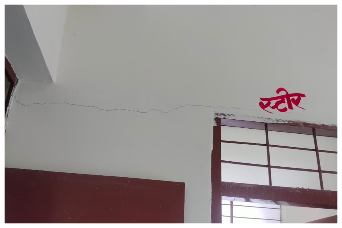दरभंगा: बेनीपुर में करोड़ों की लागत से बना पंचायत सरकार भवन उद्घाटन से पहले दरका