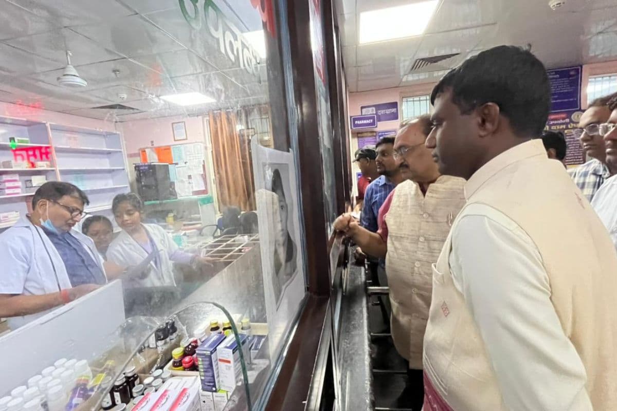 रांची डीसी अचानक पहुंचे सदर अस्पताल, दवा नहीं मिलने पर डिस्पेंसरी प्रभारी को शोकॉज