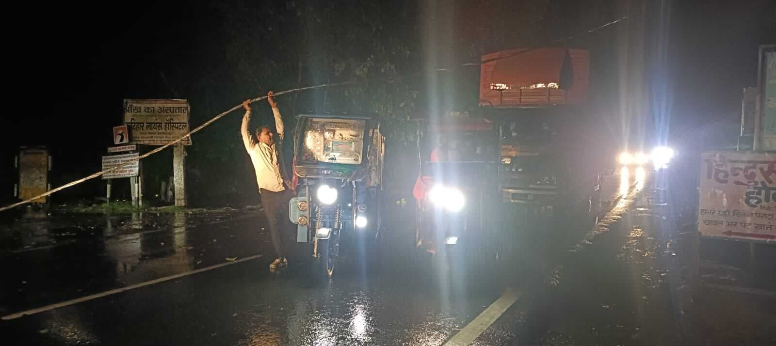 कटिहार में आंधी-बारिश ने मचाई तबाही, लाखों के पंडाल धराशाई
