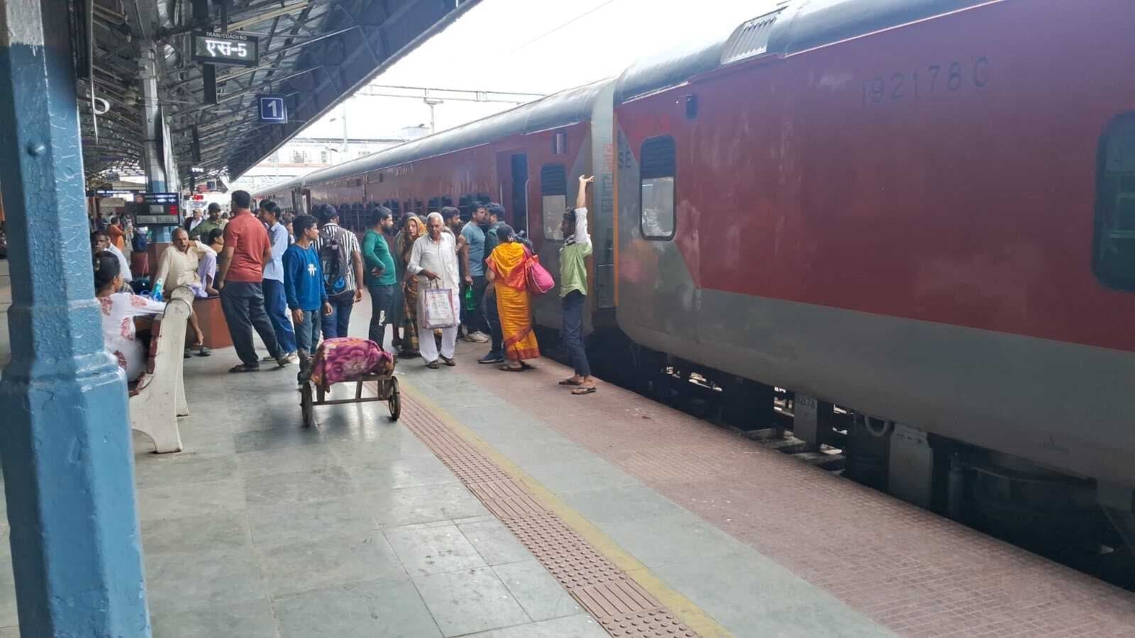 Munger News : तीन घंटे लेट चलकर जमालपुर पहुंची 15658 अप कामाख्या दिल्ली ब्रह्मपुत्र मेल