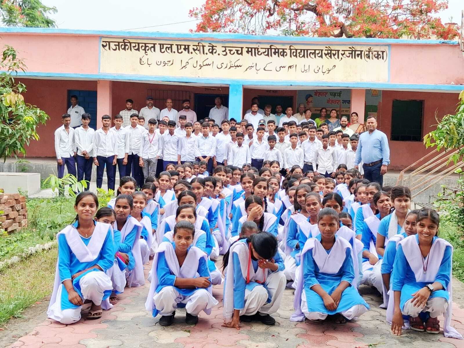 Banka News : नए सत्र के लिए विद्यालय परिवार की ओर से छात्र-छात्राओं का किया गया स्वागत