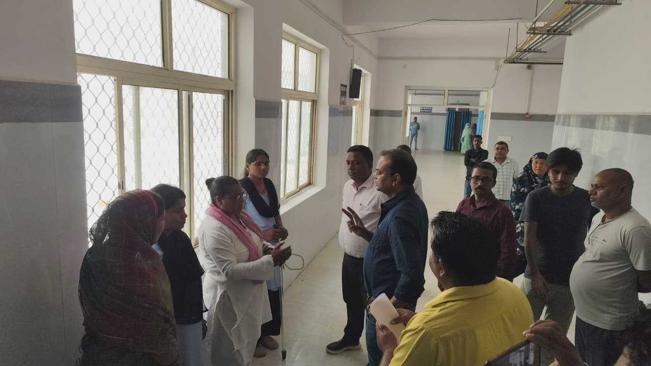 औचक निरीक्षण में फर्जी कर्मी बन अवैध वसूली करती महिला गिरफ्तार