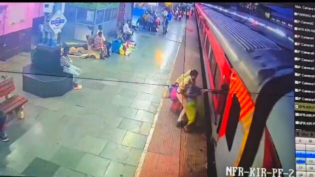 इंटरसिटी ट्रेन से उतरने में महिला प्लेटफार्म-ट्रेन के बीच फंसी, बची