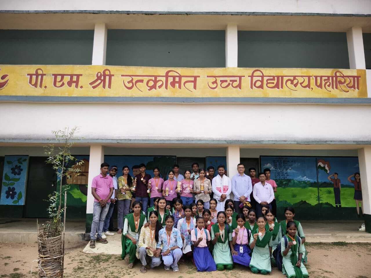 समारोह में मेधावियों छात्र-छात्राओं को किया सम्मानित