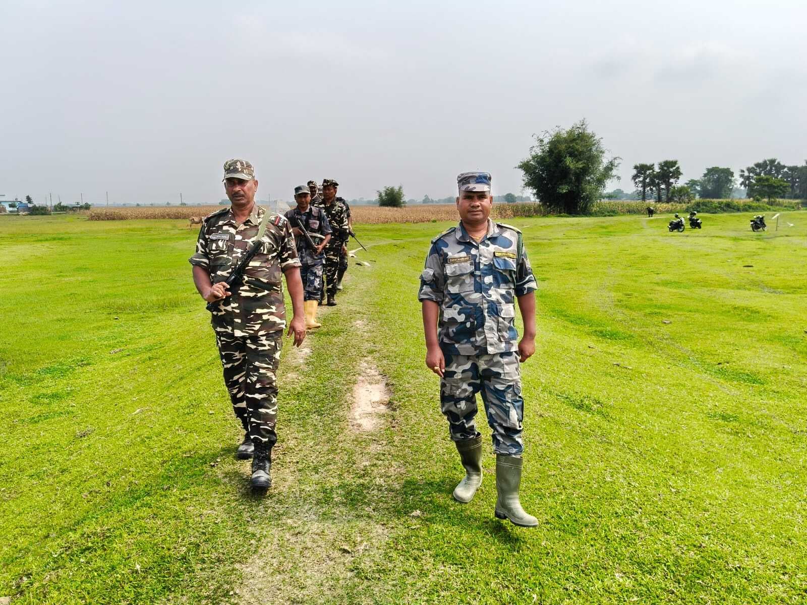 किशनगंज में भारत-नेपाल सीमा पर एसएसबी और नेपाल एपीएफ की संयुक्त गश्त