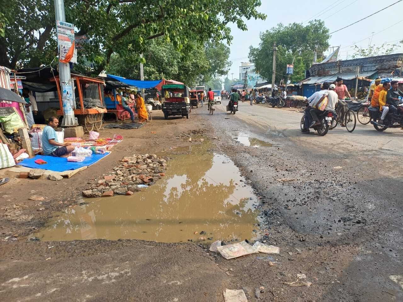 बांका के बौंसी मुख्य चौक पर जानलेवा गड्ढा, हर दिन हादसे को दे रहा दावत