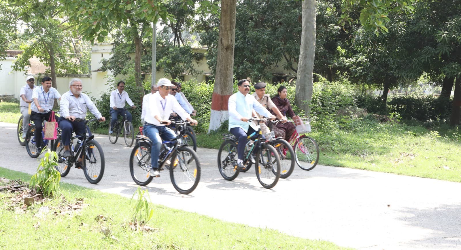Bhagalpur, बिहार कृषि विवि के वीसी व सभी पदाधिकारी व कर्मी साइकिल व पैदल पहुुंचे कार्यालय