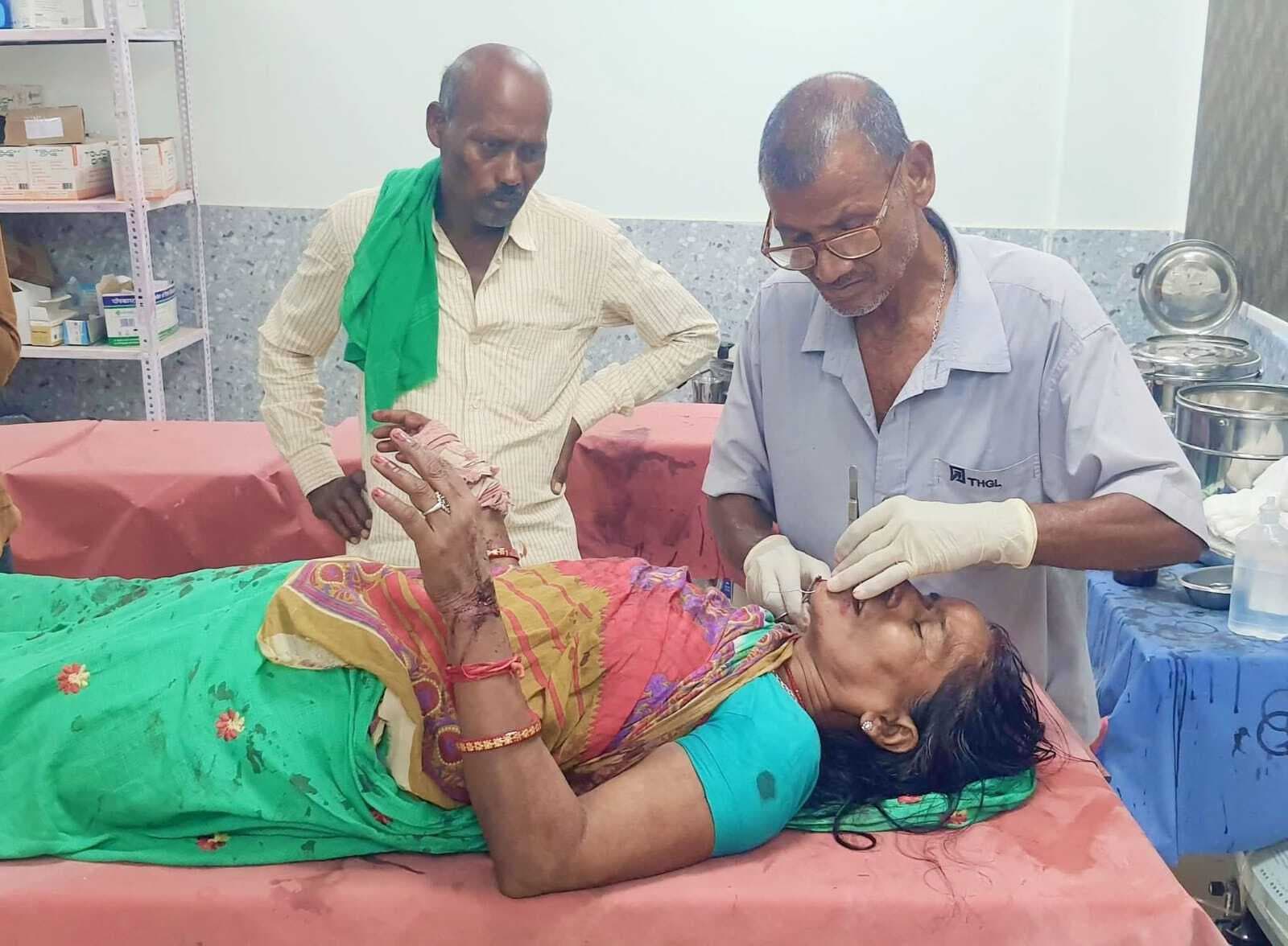 Banka, बाइक से गिरकर आंगनबाड़ी सहायिका गंभीर रूप से हुई घायल