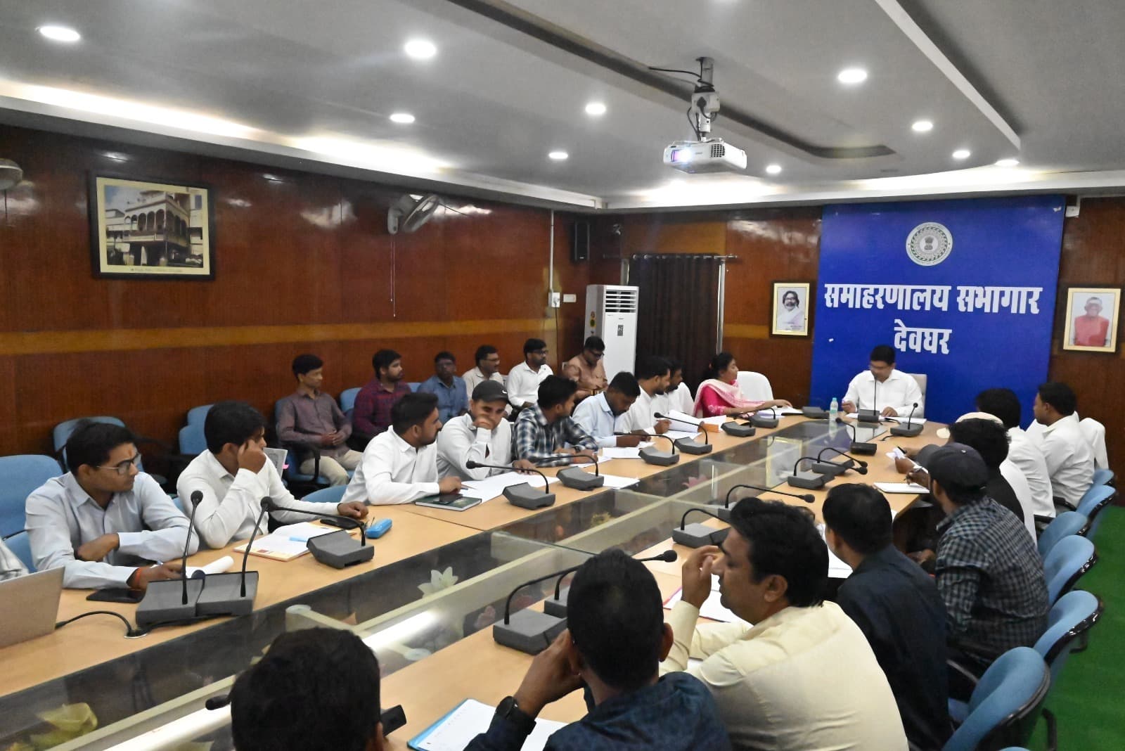 Deoghar News : राशन व्यवस्था में गड़बड़ी पर एफआइआर तय, बरसात से पहले गोदाम दुरुस्त करने का अल्टीमेटम