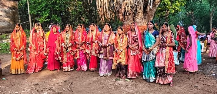 सुहागिन महिलाओं ने वट वृक्ष की पूजा
