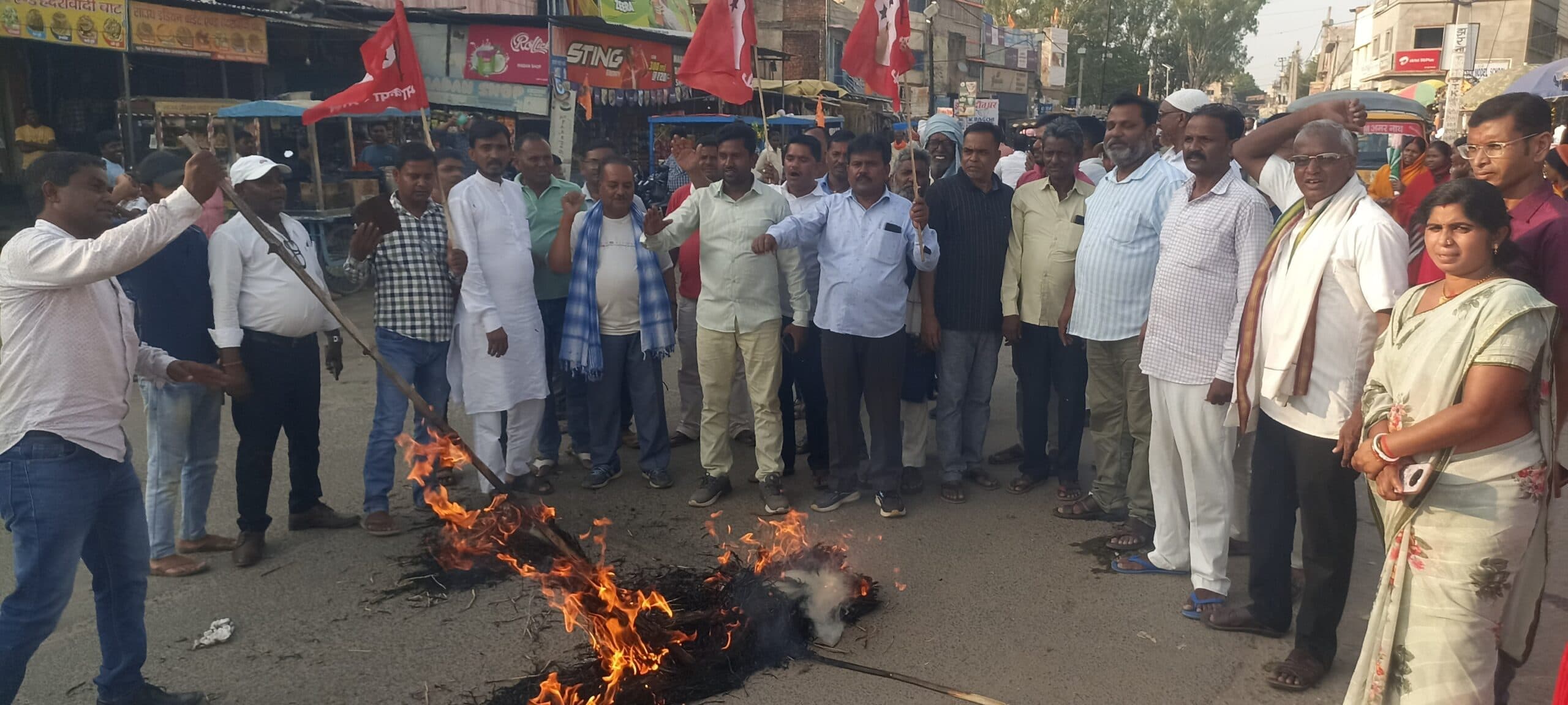 Giridih News :भाकपा माले ने प्रधानमंत्री नरेंद्र मोदी का किया पुतला दहन