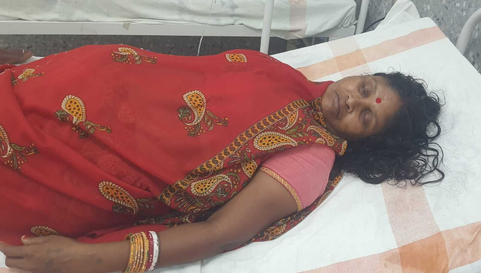 जहरीला कीड़ा काटने से महिला गंभीर, सीएचसी में चल रहा इलाज