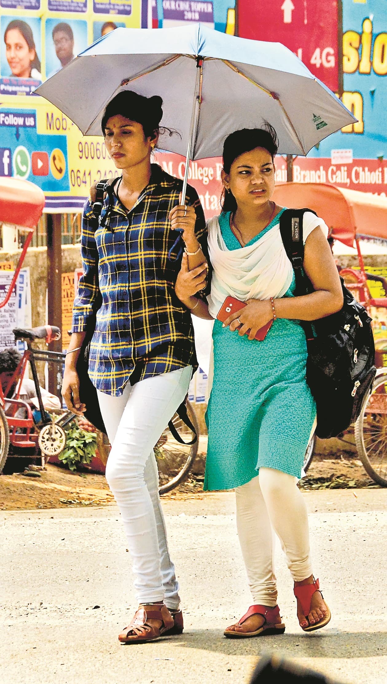 मौसम का खेल: कहीं बादल की छतरी, तो कहीं आसमान से गिर रहा है आग का गोला