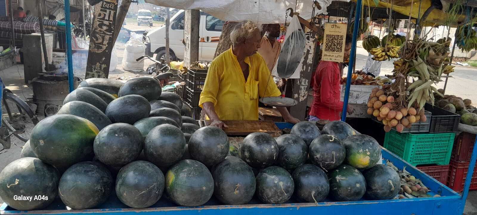 भीषण गर्मी में पंजवारा बाजार में तरबूज की बहार, खरीदारी के लिए उमड़ रही भीड़