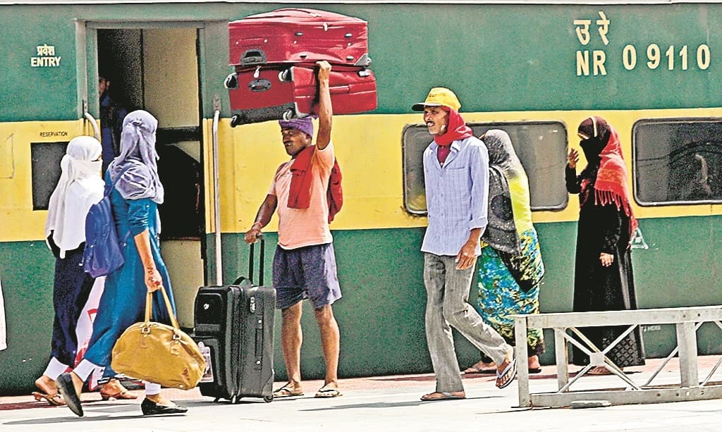 40 दिनों में मालदा डिवीजन ने बढ़ाया रेलवे का राजस्व, टिकट जांच से हुई रिकॉर्ड कमाई