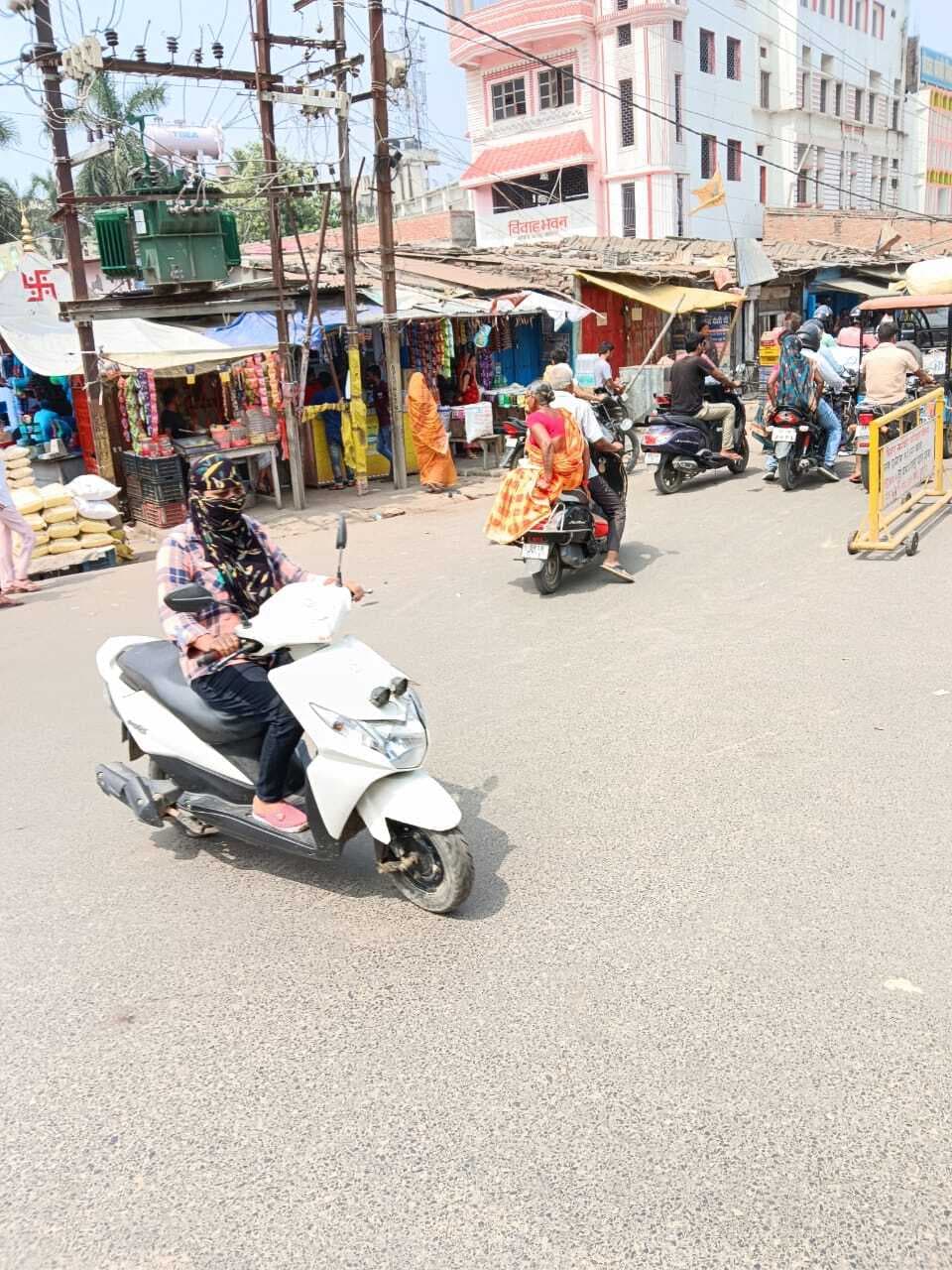 आसमान से बरस रही ”आग”, पसीने से तर-बतर हुए लोग