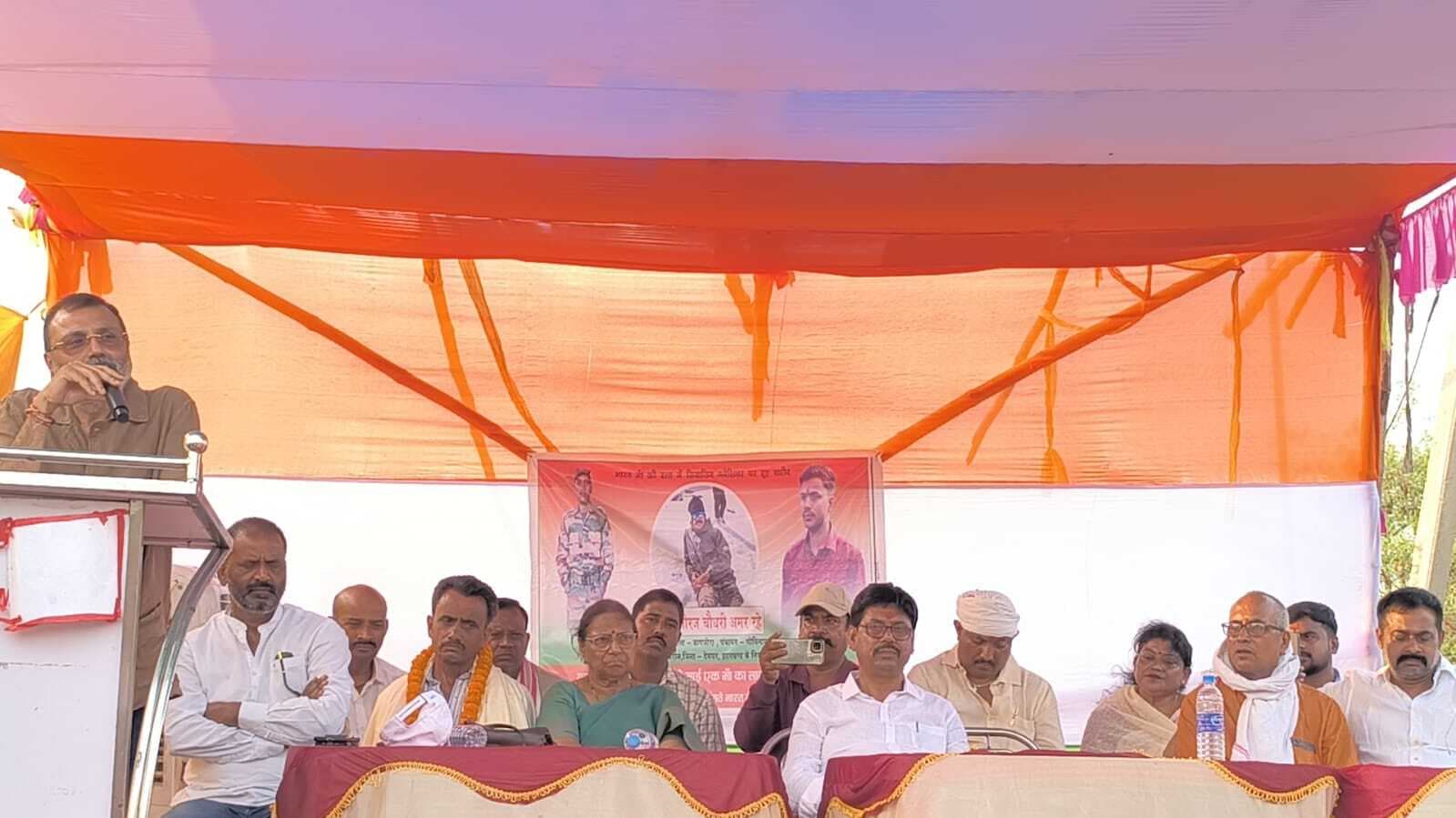 शहीद सैनिक नीरज चौधरी की प्रतिमा का सांसद ने किया अनावरण