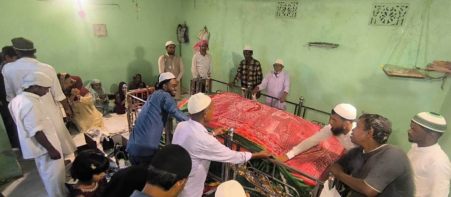 जायरीनों ने चादरपोशी कर मांगी अमन-चैन की दुआ