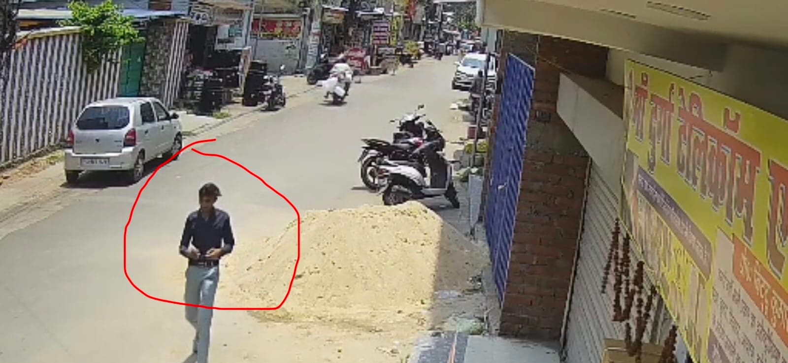 Giridih News :दिनदहाड़े हुई स्कूटी की चोरी, सीसीटीवी में कैद हुई घटना