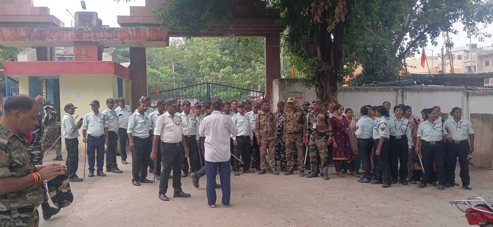 जेएलएनएमसीएच प्रदर्शन : महिला कर्मियों ने कहा- टायलेट जाने तक के लिए लेनी पड़ती है अनुमति