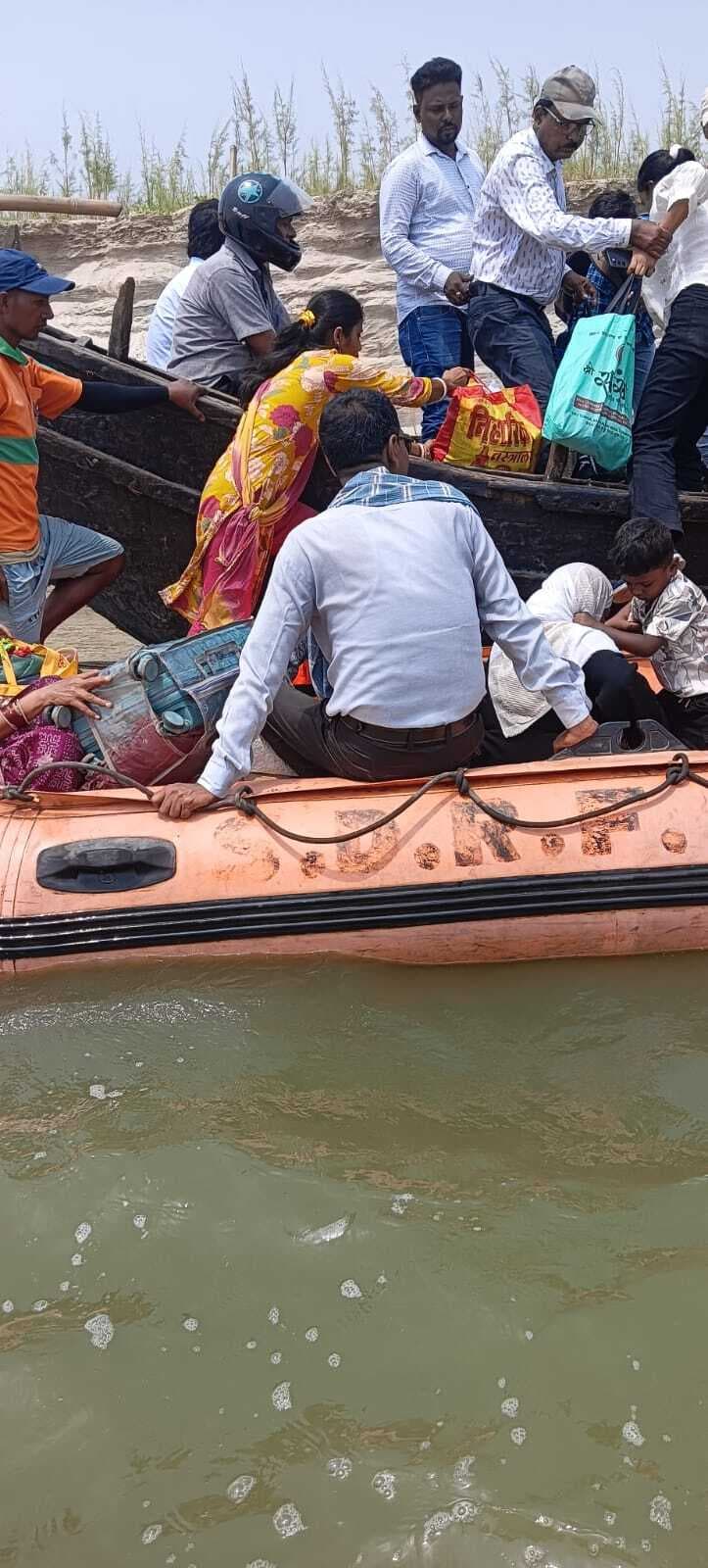 बीच गंगा में अचानक बंद हुई नाव, 45 यात्रियों की थम गयीं सांसें