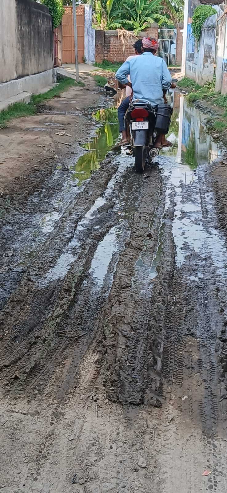 गर्मी में ही पीसीसी रोड पर बह रहा नाली का पानी, बारिश में बढ़ेगी मुसीबत