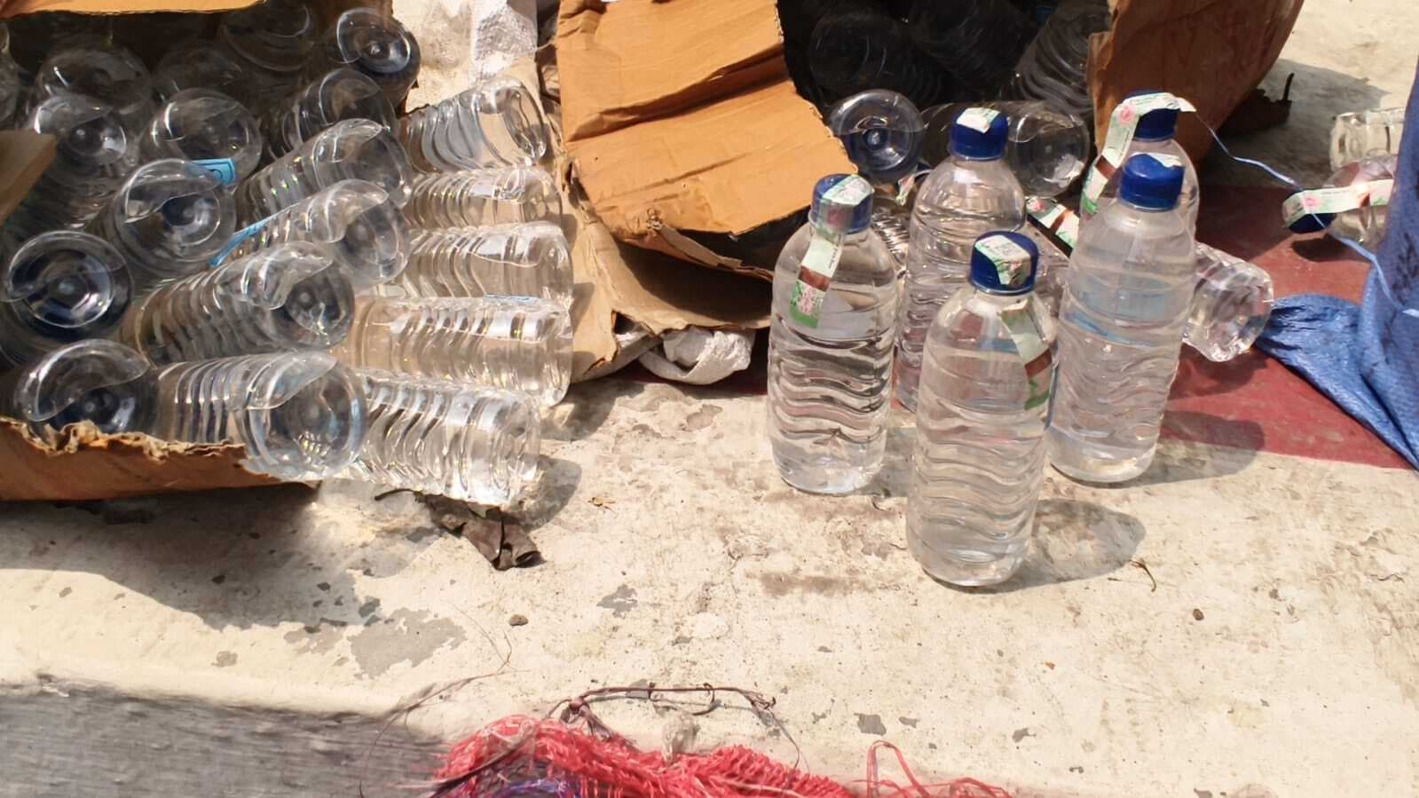 320 बोतल नेपाली देसी शराब जब्त, तस्कर फरार